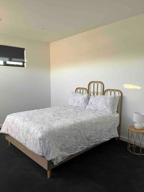 Luxury On The Lake - Tourism Caloundra 3