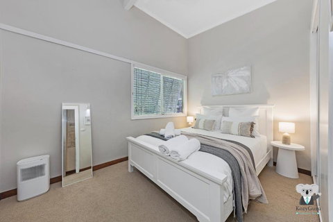 MacMasters Beach Lake House Stroll To Beach - Tourism Caloundra 2