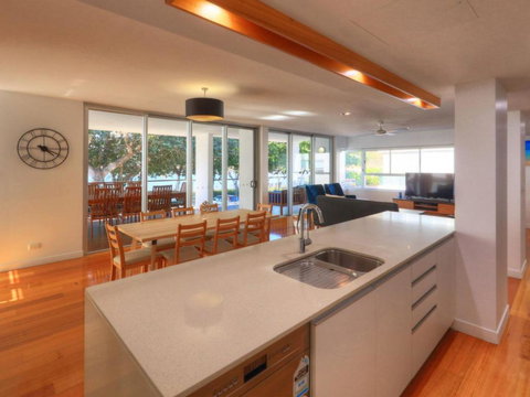 Maggies Beachfront Apartment 3 - Tourism Caloundra 2