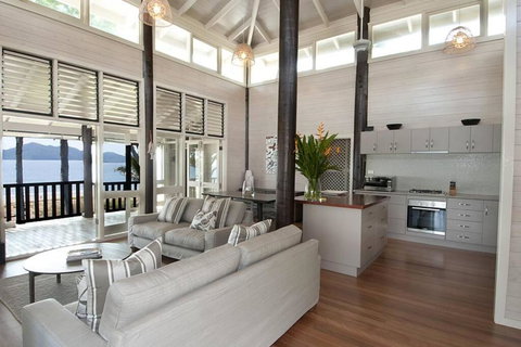 Magic Beach House - Absolute Beachfront - Tourism Caloundra 0