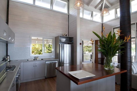 Magic Beach House - Absolute Beachfront - Tourism Caloundra 2