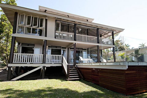Magic Beach House - Absolute Beachfront - Tourism Caloundra 3