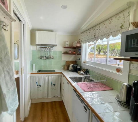 Maple Hill Cottage - Tourism Caloundra 3