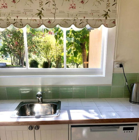 Maple Hill Cottage - Tourism Caloundra 2
