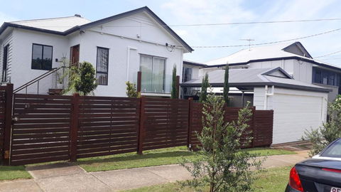 Maple Villa - The Beach House By The Bay - Tourism Caloundra 2