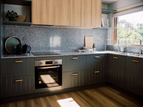 Marion Hills Hilltop Retreat - Tourism Caloundra 0