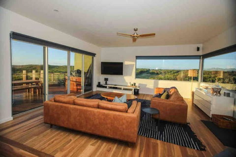 Martyrs Lookout - Luxury Accommodation - Tourism Caloundra 2