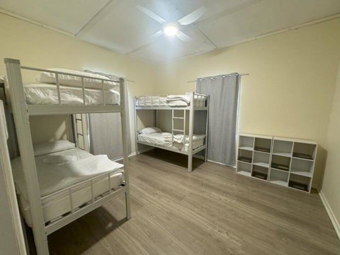 Massive 3 Bedroom Home With Backyard - Tourism Caloundra 0