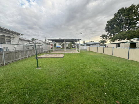 Massive 3 Bedroom Home With Backyard - Tourism Caloundra 2