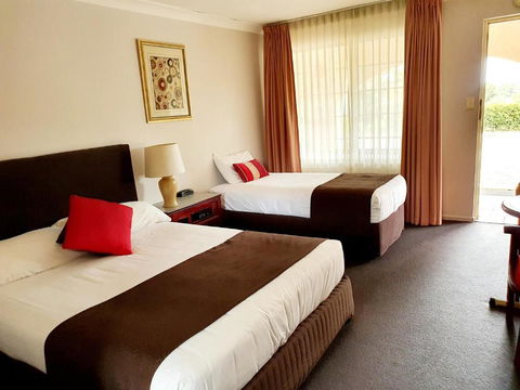 McNevins Warwick Motel - Tourism Caloundra 2