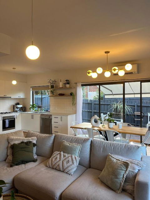 Melbourne Home Close To Airport & Train Station - Tourism Caloundra 0