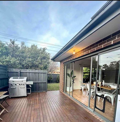 Melbourne Home Close To Airport & Train Station - Tourism Caloundra 1