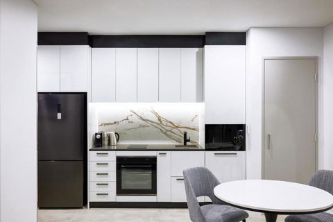 Meriton Suites Liverpool - Tourism Caloundra 2