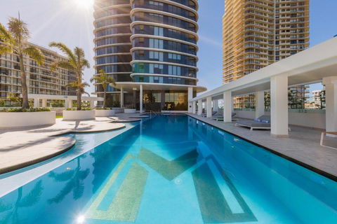 Meriton Suites Surfers Paradise - Tourism Caloundra 1