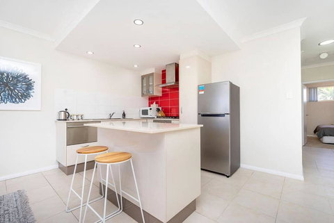 Modern Midland Retreat 2br 1 Bth - Tourism Caloundra 0