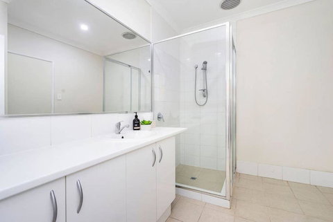 Modern Midland Retreat 2br 1 Bth - Tourism Caloundra 2