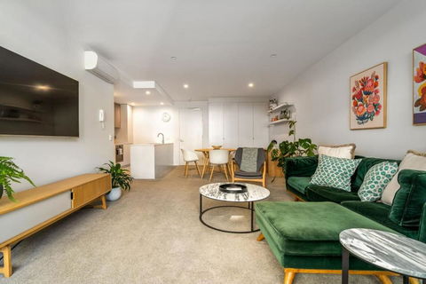 Modish Apartment Near Parliamentary Triangle - Tourism Caloundra 1