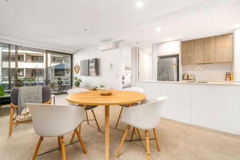 Modish Apartment Near Parliamentary Triangle - Tourism Caloundra 3