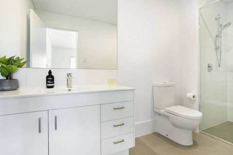 Minimalist Penthouse Condo With Skyline Vistas - Tourism Caloundra 3