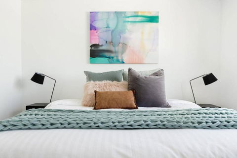 Minimalist Penthouse Condo With Skyline Vistas - Tourism Caloundra 1