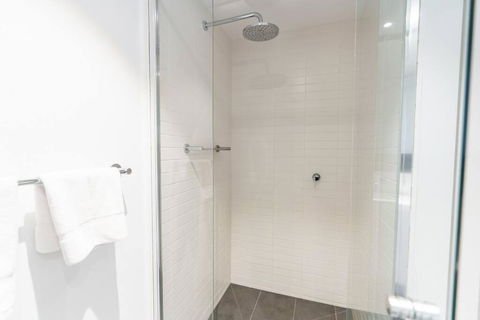 Modern 1 Bed Opposite Racecourse - Tourism Caloundra 3