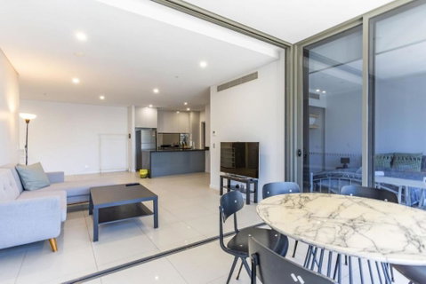 Modern 2B With Loft Bed Parking Central Mascot - Tourism Caloundra 0