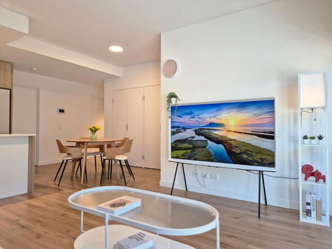 Modern 3 Bed Apt Near Lidcombe Station - Tourism Caloundra 1