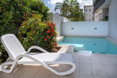 Modern Seaside Oasis In Kings Beach - Tourism Caloundra 3