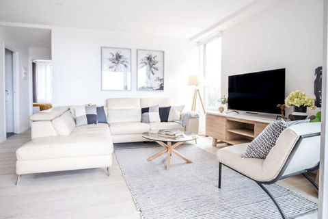 Modern Seaside Oasis In Kings Beach - Tourism Caloundra 1