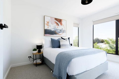 Modern Beaconsfield Retreat With Town Views - Tourism Caloundra 3