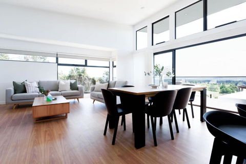 Modern Beaconsfield Retreat With Town Views - Tourism Caloundra 2