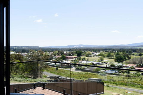Modern Beaconsfield Retreat With Town Views - Tourism Caloundra 1