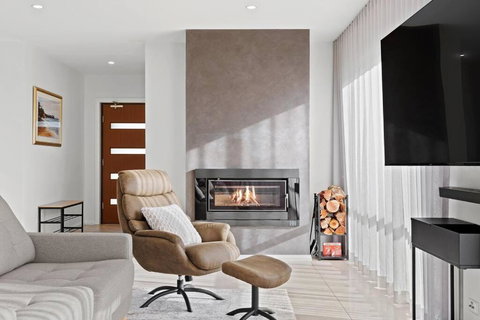 Modern Family Getaway - Tourism Caloundra 0