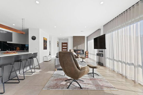 Modern Family Getaway - Tourism Caloundra 3