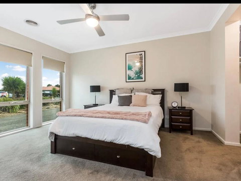 Modern Family Home With Pool - Tourism Caloundra 3