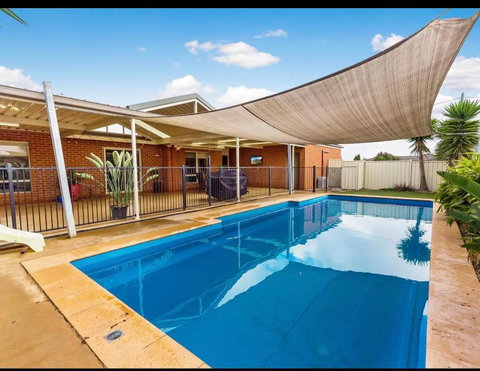 Modern Family Home With Pool - Tourism Caloundra 0