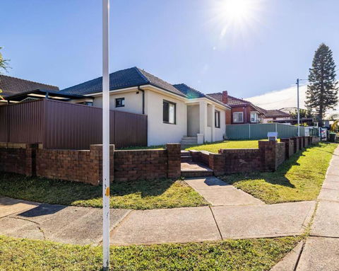 Modern Home In The Heart Of Bankstown - Tourism Caloundra 3