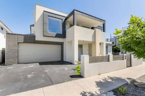 Modern Mansion In Lightsview By Host Solutions - Tourism Caloundra 1