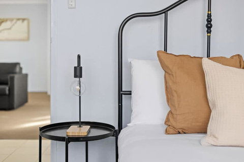 Modern Private Double Room - Central Spot At Liverpool - Shared Bathroom - Tourism Caloundra 3