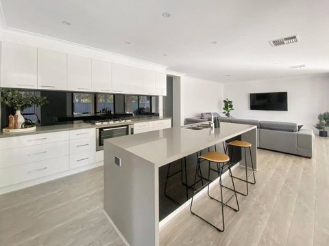 Modern Retreat. Pets Welcome - Tourism Caloundra 1