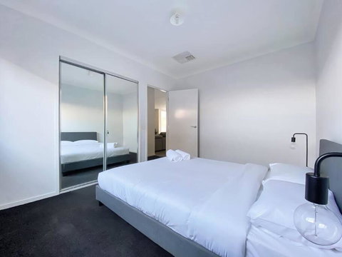 Modern Retreat. Pets Welcome - Tourism Caloundra 3