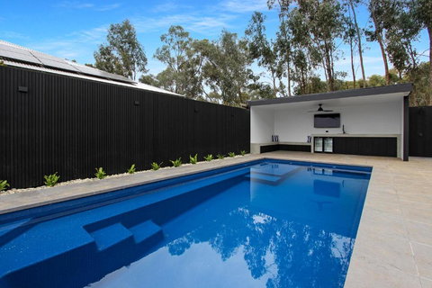 Modern Retreat. Pets Welcome - Tourism Caloundra 0