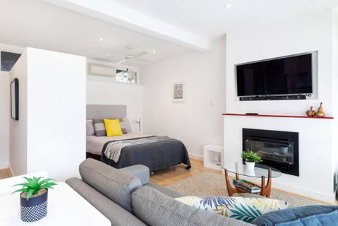 Modern Stylish Self-contained Studio Apartment - Tourism Caloundra 0