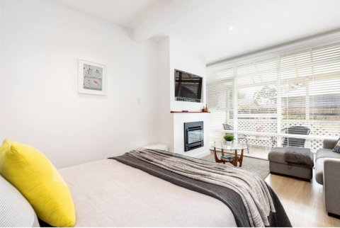 Modern Stylish Self-contained Studio Apartment - Tourism Caloundra 2