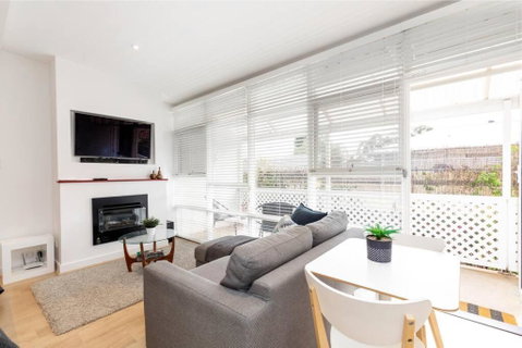 Modern Stylish Self-contained Studio Apartment - Tourism Caloundra 1
