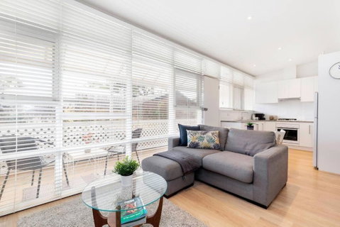 Modern Stylish Self-contained Studio Apartment - Tourism Caloundra 3