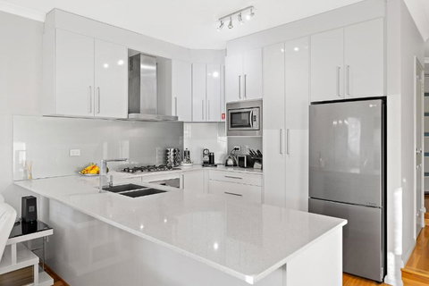 Modern Scarborough Townhouse - Tourism Caloundra 3