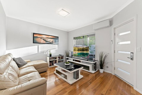 Modern Scarborough Townhouse - Tourism Caloundra 1