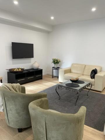 Modern Home, Close To Train, 17k CBD - Tourism Caloundra 1