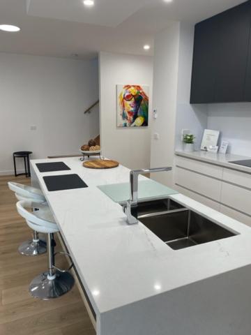 Modern Home, Close To Train, 17k CBD - Tourism Caloundra 3
